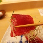 鮨処 平野 - 造り　インド鮪ヅケ　芽葱と白髪葱を巻いて戴きます