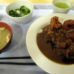 中央食堂 - 先日食べた唐揚げカレー、ブロッコリ、味噌汁