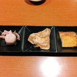 鮨処　魚喜 - お通しは、たこの煮付け、荒炊き（私のはハマチのカマでした）、がんすでがんす（オヤジギャグ）