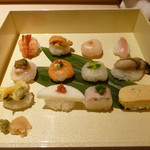 和食嘉肴 うす井 - 手まり寿司：海老、イカの雲丹のせ、ホタテ貝柱、茗荷、ハゲの肝ぽんず、サーモンの黒タップナードのせ、平目の昆布〆、煮牡蠣、ニシ貝、山芋梅肉、棒寿司、玉子