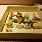 和食嘉肴 うす井 - 手まり寿司：海老、イカの雲丹のせ、ホタテ貝柱、茗荷、ハゲの肝ぽんず、サーモンの黒タップナードのせ、平目の昆布〆、煮牡蠣、ニシ貝、山芋梅肉、棒寿司、玉子