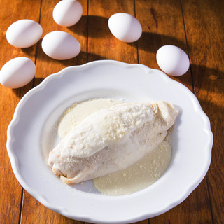 備受矚目的「純白蛋包飯」使用蛋黃純白的鳥取雞蛋。