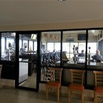 Marina Grill - 入った右手はバーになってます