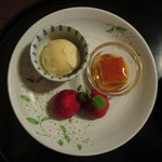 とよたま - 和風焼きプリン、干し柿アイス、苺