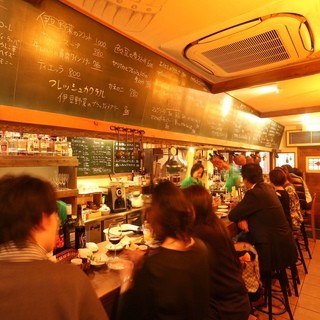 ゆったり飲むならカウンター席で