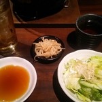 Yakiniku motsunabe futakotamagawa kuratsuki - サラダともやしとジンジャエール