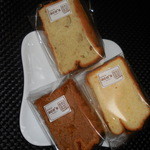焼き菓子屋アコス - ミトロシフォンケーキ（1個） 200円、バナナシフォンケーキ（1個） 200円、シナモンキャラメルシフォンケーキ（1個） 200円