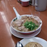 ラーメン魁力屋 - 肉入りラーメン