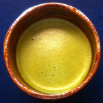 玉泉庵 - 抹茶が泡立てられています、茶器も其々変えてます