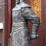 モンゴルホト - 入り口に迫力の銅像