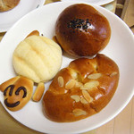 DEKO - カメロン(通称)、あんぱん(中央) クリームパン