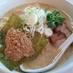 ラーメン爺 - 味噌ラーメン＋かつおの粉　メニューには無いけど、わがまま言って作ってもらいました。とても相性良く美味しいです。