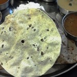 アーンドラ・ダイニング - チャパティ、パパド、パスマティ・ライス