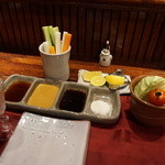 串かつ あーぼん - 食前酒(すだち酒)・野菜スティック・キャベツ・串揚げ用のソースと塩