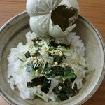 HANA ICHIE - 万願寺唐辛子茶漬け。最中を割ったところ。