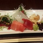 岳志 - 刺身盛(向付)
      　鯨、平目、烏賊、かんぱち、まぐろ二種、のどぐろ、つぶ貝