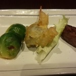 岳志 - お通し(先付)
      　牛フィレ、太刀魚梅じそ巻き、芽キャベツ