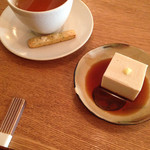 BROWN RICE Tokyo Omotesando - ランチセットドリンクのほうじ茶と前菜のごま豆腐