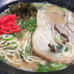 ドン．チードル - 替玉後は辛子高菜と紅生姜をトッピング。チャーシューは引っ張り出した（笑）d(^_^o)