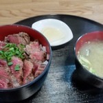 上尾ごはん - 上尾ごはんのステーキ丼セットは味噌汁、漬け物付き