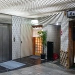 寿司くれしま - 入口は少し奥まった場所に