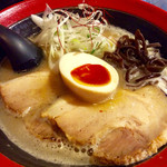 かしや - 濃厚とんこつ(750円)に瓶ビール(500円)を付けるのが定番だが、この日だけなぜか缶チューハイにした。