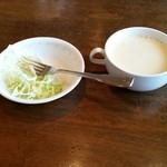 ごちそうさま - サラダとポタージュ。ドレッシングには隠し味にカレーの風味が。