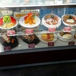 ごちそうさま - 入り口のサンプル。昔ながらの洋食屋さんの雰囲気が良いです。