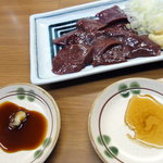 松竹 - レバ刺しはにんにく醤油か塩ゴマ油をお好みで