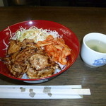 パンプルムース - 豚ロース肉の岩塩焼きとキムチの丼ぶり　\500円