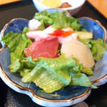 日本海庄や - カレーには海鮮サラダが付いて、豪華な印象