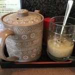 浜っ子 - 自家製のソース（左）とドレッシング（右）