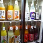 SHUGAR MARKET - ずらり、冷蔵庫に全国の果実酒100種！