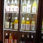 SHUGAR MARKET - ずらり、冷蔵庫に全国の果実酒100種！