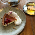 Restaurant L LOTA - 桜とグリオットチェリーのベイクドチーズケーキ 桜のジェラート添え