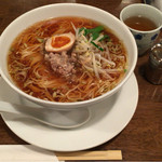 創作中華やんちゃ - 創作中華 やんちゃさん
楊家（やんちゃ）ラーメンの大盛り〜細麺のストレート。脂多めの醤油ベースのスープ。味玉の半分とひき肉とニラとモヤシが載っています。