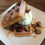 カフェ キトテノワ - 栗のジェラートワッフルアレンジ。