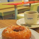 ask a giraffe - 毎朝揚げるという手作りドーナツ、おいしい～♪