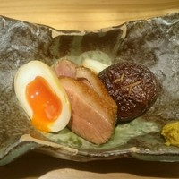 鳥恵 上野広小路店 - 京鴨の和風ロースト～半熟卵としし唐、焼き葱を添えて～