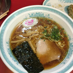 とんやん - あっさり醤油
            どこか懐かしさを感じるラーメン
            480円と超リーズナブル
            