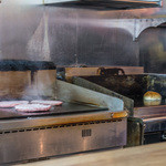 ハニービー - パテは凍ったまま焼いています