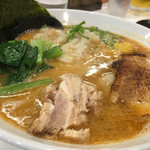 海老そば まるは - まずは、ハイボールでチーン♫
      まつこと、５分ほどでぷりぷりワンタン麺の登場〜
      うんうん。やっぱり海老だね
      柚子の香りが最後まで、ズルズルっと飽きさせない
      ワンタンがまた、ハイボールをすすめさせるぅ
      