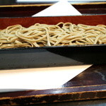 西荻窪 鞍馬 - 甘皮そば「黒目の甘皮多めの太い蕎麦」