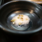 西荻窪 鞍馬 - 穴子天婦羅は蕎麦の実が入った塩で～♪