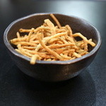 西荻窪 鞍馬 - お通し「揚げ蕎麦」(酒類を呑む時のみ）