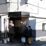 西荻窪 鞍馬 - 流石に人気店だけあり開店直後から行列ができる