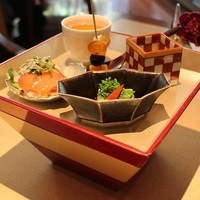 水暉 ザ・リッツ・カールトン京都 - 弁当　上段：本日の鮮魚ｶﾙﾊﾟｯﾁｮ　雲丹の茶碗蒸し　山葵　べっこう餡　ほか