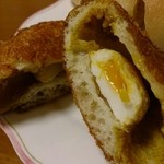 LITTLE MERMAID - とろり半熟卵のカレーパン 237円