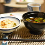 食べるお宿 浜の湯 - 穴子釜飯、香の物、赤だし汁