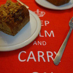 サンデーベイクショップ - 苺のフラップジャックストレイベイク、上がじゃりっとするレモンのケーキ